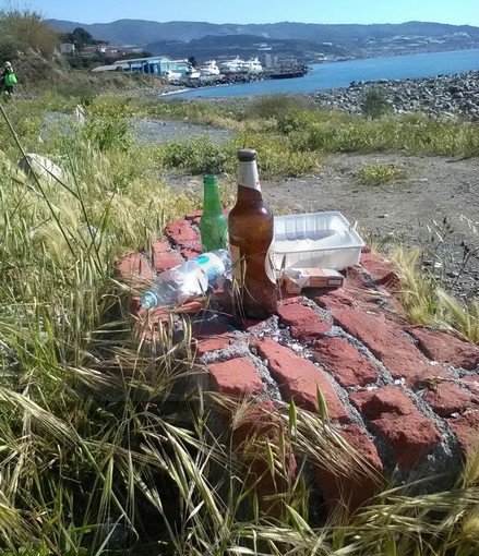 Sanremo: siamo alle solite, rifiuti ingombranti e residui di bivacco a pochi metri dalla spiaggia naturale di Capo Verde
