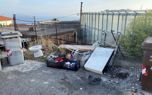 Bordighera: ancora rifiuti e un water abbandonati nella zona di Montenero, la protesta dei residenti (Foto)