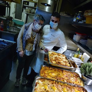 Bar e ristoranti di Ventimiglia fanno squadra per sfamare gli ‘angeli del fango’: oggi pranzo per 400 persone Bar e ristoranti di Ventimiglia fanno squadra per sfamare gli ‘angeli del fango’: oggi pranzo per 400 persone