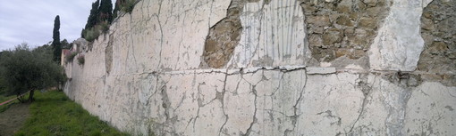 Sanremo: cade a pezzi il muro del cimitero di Poggio, grido d'allarme della proprietà vicina