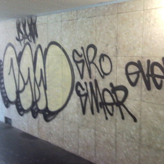 Scritte e degredo nei sottopassi di Imperia: foto e mail di un nostro lettore