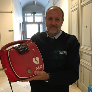 Il defibrillatore riconsegnato all'associazione 'Nuovo Ritmo nel Cuore'
