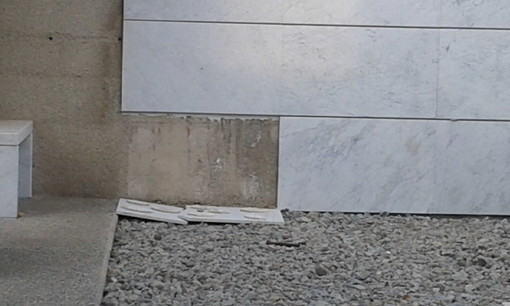 Sanremo: distacco marmo da una parete del cimiero di Valle Arma, la segnalazione di un lettore Sanremo: distacco marmo da una parete del cimiero di Valle Arma, la segnalazione di un lettore