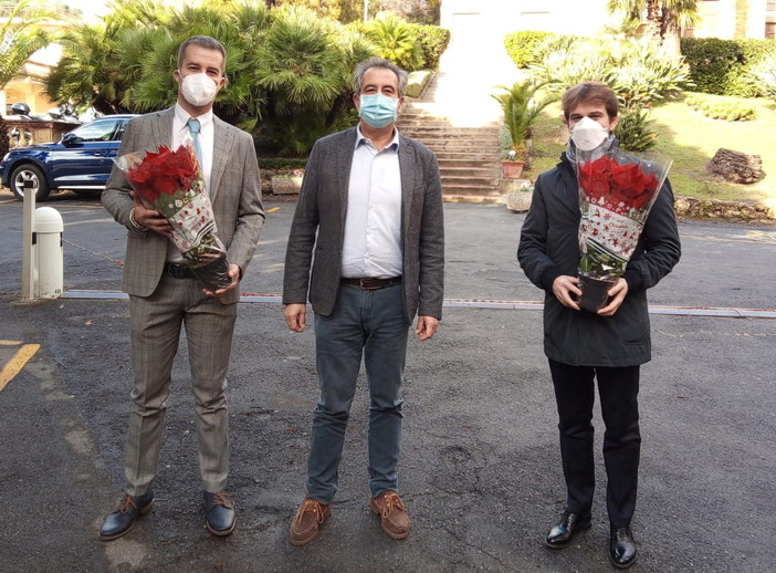 L’Unione Giovani commercialisti imperiesi dona 80 Stelle di Natale agli operatori sanitari impegnati contro il Covid-19 L’Unione Giovani commercialisti imperiesi dona 80 Stelle di Natale agli operatori sanitari impegnati contro il Covid-19