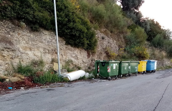 Ventimiglia: discarica abusiva di 'ingombranti' in via alle Ville, la denuncia e le foto di un lettore Ventimiglia: discarica abusiva di 'ingombranti' in via alle Ville, la denuncia e le foto di un lettore