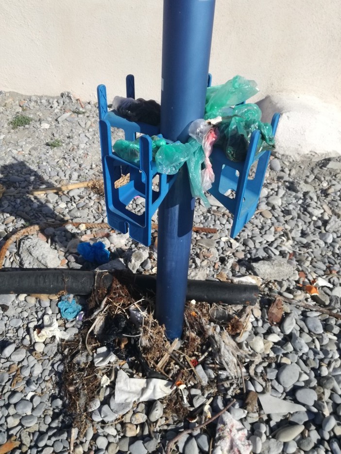 Bordighera: deiezioni canine in spiaggia, campagna di “Io adesso salvo il mare”