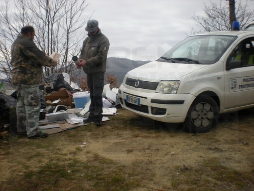 Sanremo: scambia il bosco per una discarica, ma viene scoperto e costretto a ripulire (Foto) Sanremo: scambia il bosco per una discarica, ma viene scoperto e costretto a ripulire (Foto)