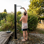 Doccia solare da giardino: come funziona e vantaggi reali