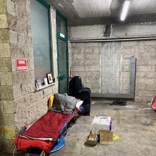 Sanremo: accampamenti nel parcheggio della stazione ferroviaria, intervento di Polizia e Municipale