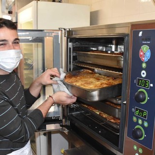 La Fipe a fianco del collega Diego Pani che da giorni distribuisce pasti caldi ai volontari impegnati a spalare fango a Ventimiglia La Fipe a fianco del collega Diego Pani che da giorni distribuisce pasti caldi ai volontari impegnati a spalare fango a Ventimiglia