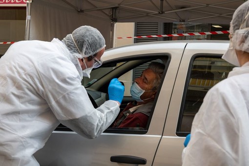 Dalla Francia: a Mentone il comune chiude una strada per consentire il 'drive test' al Coronavirus'