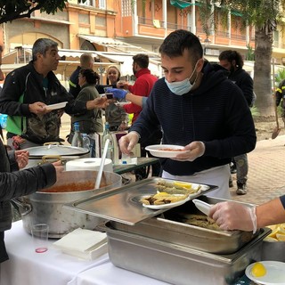 Il pranzo in piazza offerto da Diego Pani Il pranzo in piazza offerto da Diego Pani