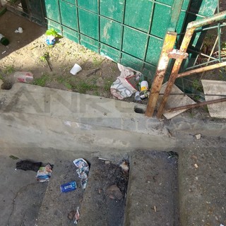 Sanremo: degrado e sporcizia in via Astraldi, i residenti chiedono telecamere e pattugliamenti (Foto) Sanremo: degrado e sporcizia in via Astraldi, i residenti chiedono telecamere e pattugliamenti (Foto)