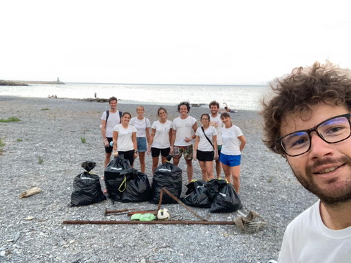 Imperia: 'Plastic Hunt 2021', i 'Delfini del Ponente' hanno ripulito la spiaggia del Parco Urbano (Foto) Imperia: 'Plastic Hunt 2021', i 'Delfini del Ponente' hanno ripulito la spiaggia del Parco Urbano (Foto)