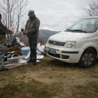 Sanremo: scambia il bosco per una discarica, ma viene scoperto e costretto a ripulire (Foto) Sanremo: scambia il bosco per una discarica, ma viene scoperto e costretto a ripulire (Foto)