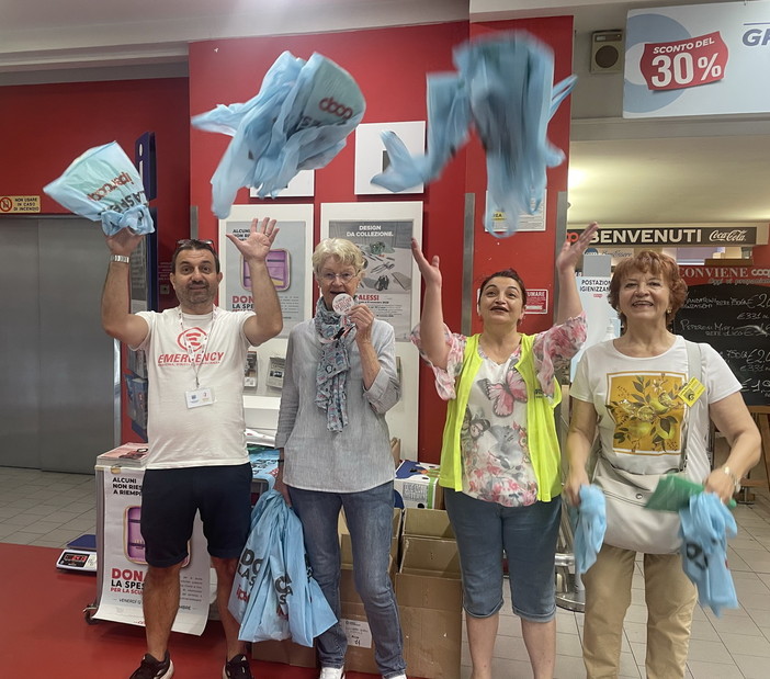 Sanremo: ottimo esito per “Dona la spesa” per la scuola alla Coop: 230 kg di quaderni, colori, matite, penne, temperini, gomme e zainetti Sanremo: ottimo esito per “Dona la spesa” per la scuola alla Coop: 230 kg di quaderni, colori, matite, penne, temperini, gomme e zainetti