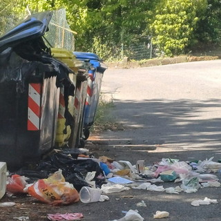 Sanremo: a San Romolo Tari elevata e rifiuti sparsi, i residenti chiedono più cassonetti e raccolta frequente Sanremo: a San Romolo Tari elevata e rifiuti sparsi, i residenti chiedono più cassonetti e raccolta frequente