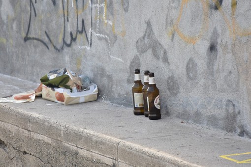 Sanremo: degrado e sporcizia sul molo del porto vecchio, ok il futuro restyling ma serve manutenzione (Foto)