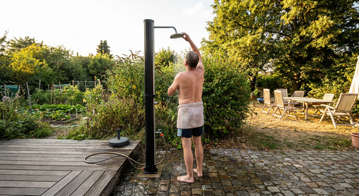 Doccia solare da giardino: come funziona e vantaggi reali Doccia solare da giardino: come funziona e vantaggi reali