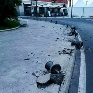 Imperia: perde il controllo dell'auto per un colpo di sonno e distrugge alcuni dissuasori al porto di Oneglia (Foto)