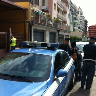 Scippa donna in centro a Ventimiglia: è caccia al ladro su una moto bianca, indaga la Polizia