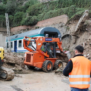Bordighera: iniziati i lavori per il treno deragliato ieri, rimossa una delle carrozze