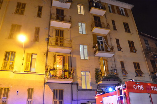 Sanremo: donna precipitata ieri dal 4° piano in via San Francesco, proseguono le indagini della Polizia Sanremo: donna precipitata ieri dal 4° piano in via San Francesco, proseguono le indagini della Polizia