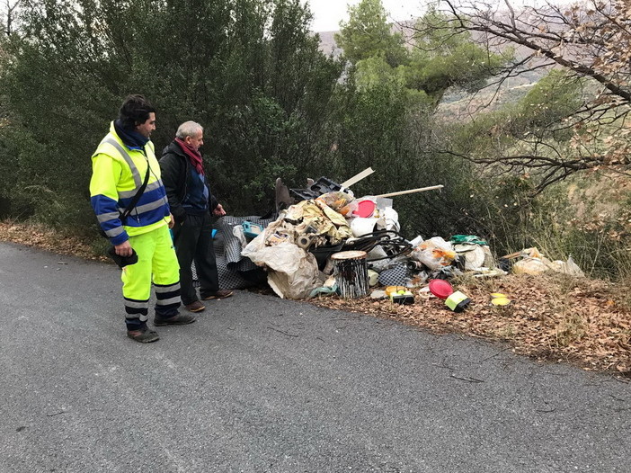 San Bartolomeo al Mare: scoperta questa mattina una discarica abusiva di rifiuti in via Cà de Mai (Foto) San Bartolomeo al Mare: scoperta questa mattina una discarica abusiva di rifiuti in via Cà de Mai (Foto)