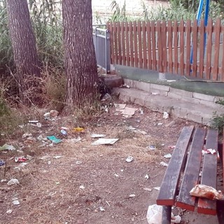 Ventimiglia: giardini di frazione Latte nel degrado, residenti e turisti chiedono un intervento al comune (Foto)