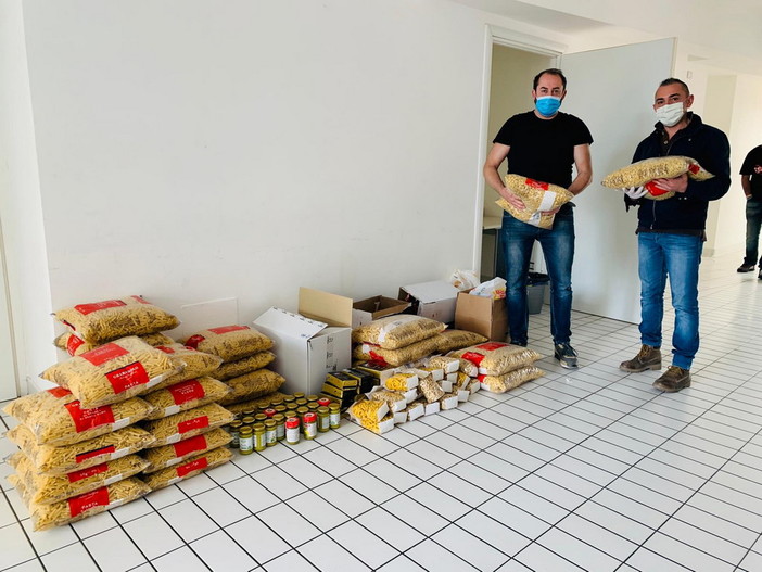 Imperia: 'OnCentro' distribuisce viveri di prima necessità alle due sezioni Caritas della città (Foto)