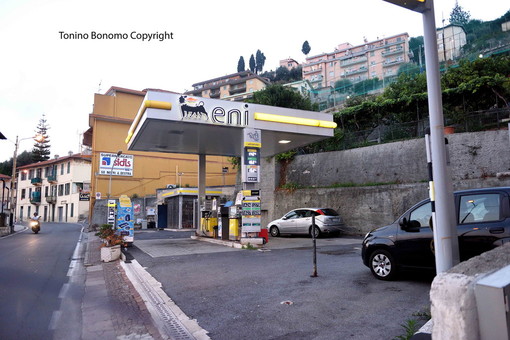 Sanremo: nel quartiere di Baragallo chiudono la ferramenta ed uno dei due distributori di benzina