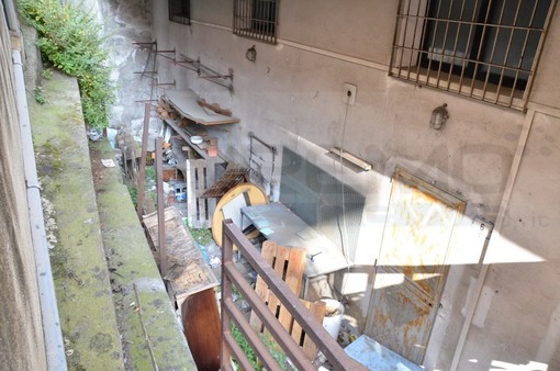 Sanremo: degrado e sporcizia in un anfratto di via Roglio, la notte preda di ubriachi e tossicodipendenti Sanremo: degrado e sporcizia in un anfratto di via Roglio, la notte preda di ubriachi e tossicodipendenti