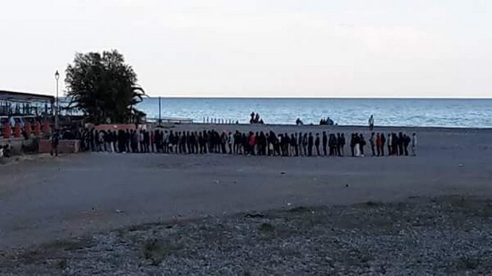 Ventimiglia: distribuzione di pasti ai migranti sul Roya in barba all'ordinanza emessa dal Sindaco Ioculano