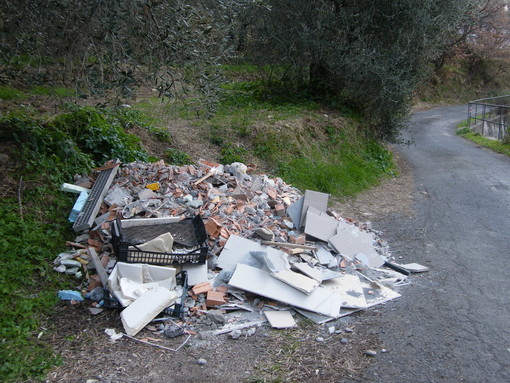 Degrado nella zona di Artallo: la mail indignata e le foto di un nostro lettore