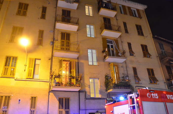 Sanremo: donna precipitata ieri dal 4° piano in via San Francesco, proseguono le indagini della Polizia Sanremo: donna precipitata ieri dal 4° piano in via San Francesco, proseguono le indagini della Polizia