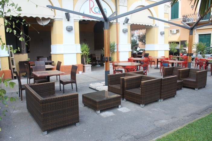 Diano Marina: l'ex assessore Roberto Manduca smantella la pedana abusiva del suo dehor