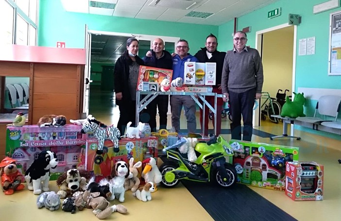 Imperia: giochi, peluche e materiale didattico per la Pediatria donati dalla 'Golfodianese Ultra Runners' (Foto) Imperia: giochi, peluche e materiale didattico per la Pediatria donati dalla 'Golfodianese Ultra Runners' (Foto)