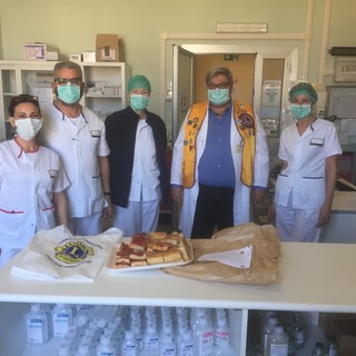 Emergenza Coronavirus: i soci del Lions Club Ventimiglia a sostegno dei lavoratori dell'ospedale di Bordighera Emergenza Coronavirus: i soci del Lions Club Ventimiglia a sostegno dei lavoratori dell'ospedale di Bordighera