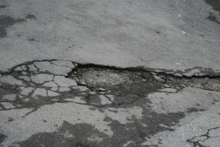 Camporosso: pessime condizioni dell'asfalto in zona Trinità, la protesta di un residente