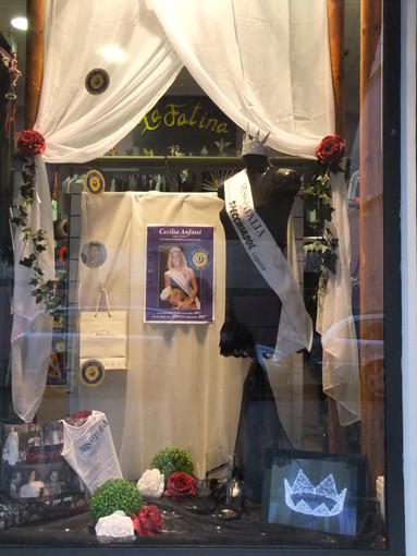A Taggia vetrina addobbata con la fascia e il poster della Miss sanremese Cecilia Anfossi: “Per farle coronare il suo sogno”