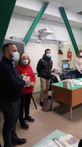 Due libri di Andrea Franzoso regalati ai bambini delle scuole di Ospedaletti Due libri di Andrea Franzoso regalati ai bambini delle scuole di Ospedaletti