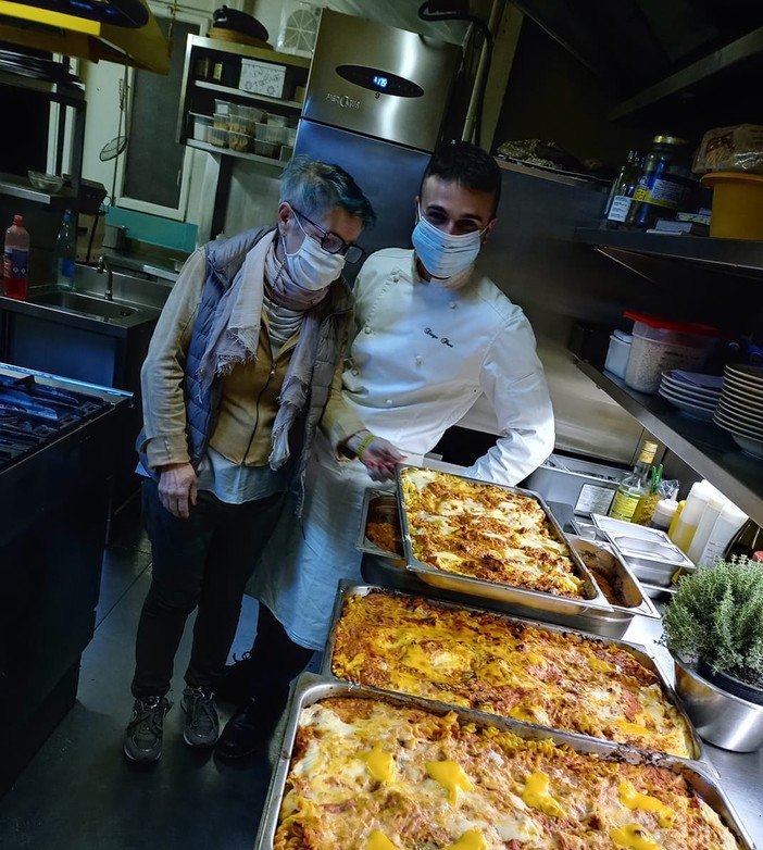 Bar e ristoranti di Ventimiglia fanno squadra per sfamare gli ‘angeli del fango’: oggi pranzo per 400 persone Bar e ristoranti di Ventimiglia fanno squadra per sfamare gli ‘angeli del fango’: oggi pranzo per 400 persone