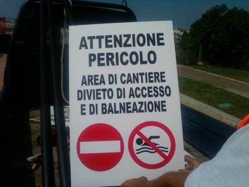 Imperia: divieto di accesso e balneazione alla spiaggia del Parco Urbano, stamattina messi nuovi cartelli