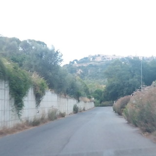 Sanremo: degrado e sporcizia in strada Valle Armea, la segnalazione di un agente penitenziario (Foto)