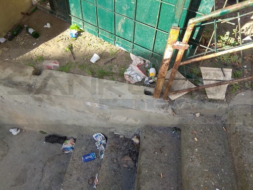 Sanremo: degrado e sporcizia in via Astraldi, i residenti chiedono telecamere e pattugliamenti (Foto)