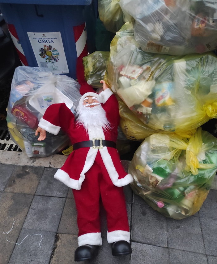 Sanremo: conferimento 'selvaggio' dei rifiuti in città, in via Martiri spunta anche un Babbo Natale fuori stagione (Foto) Sanremo: conferimento 'selvaggio' dei rifiuti in città, in via Martiri spunta anche un Babbo Natale fuori stagione (Foto)