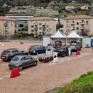 Tamponi e vaccini, le aperture e le chiusure durante le festività di aprile drive through e dei centri vaccinali