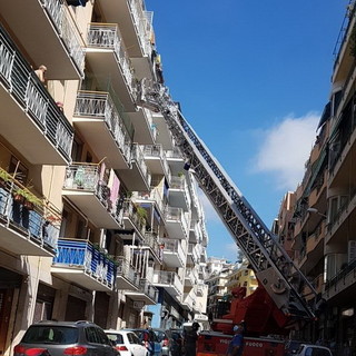 Sanremo: donna rimane incastrata nella sdraio, mobilitazione di soccorsi e strada chiusa per 20 minuti in via Martiri (Foto)
