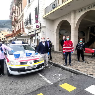 Ospedaletti: la gelateria 'Stop and go' raccoglie fondi per 200 tute sanitarie, 150 all'ospedale e 50 alla Cri (Foto)