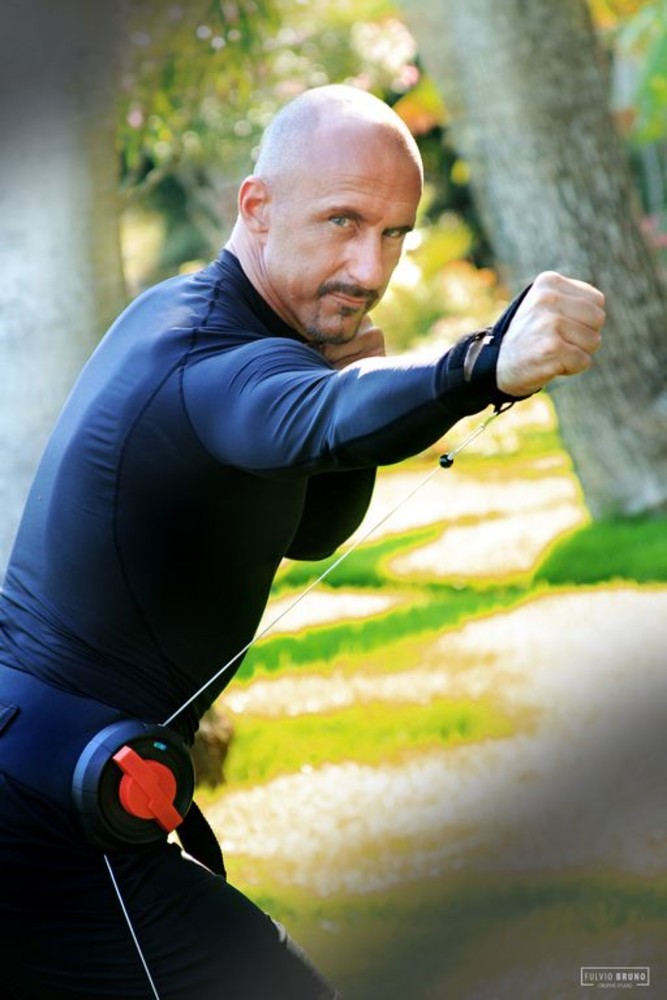 Allenamenti personalizzati nell'area Fitness &amp; Wellness dell'Hotel Royal con il personal trainer matuziano David, testimonial italiano dell'innovativa pedana Core Stix